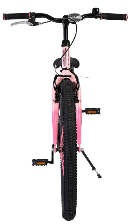 Pinkes Fahrrad mit breiten Reifen und schwarzen Griffen von vorne betrachtet