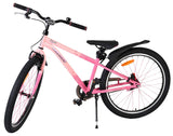 Rosa Mountainbike mit schwarzem Sattel und dicken Reifen