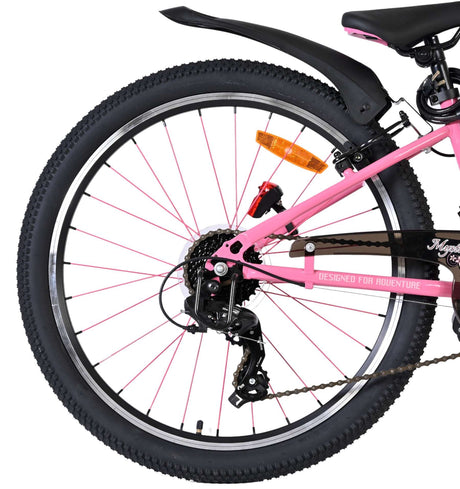 Hinterrad eines Fahrrads mit pinken Speichen und Schutzblech