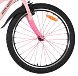 Vorderreifen eines pinken Fahrrads mit reflektierendem Element und schwarzem Profilreifen