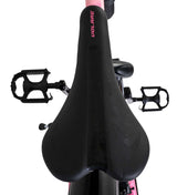 Schwarzer Fahrradsattel mit ergonomischem Design und pinken Akzenten