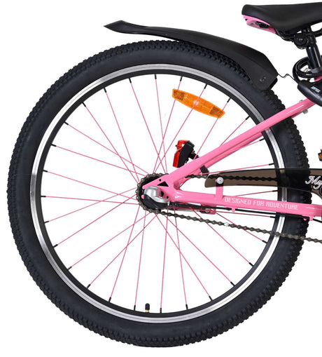 Hinterrad eines pinken Fahrrads mit reflektierendem Element und grobem Reifen