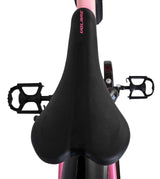 Schwarzer Fahrradsattel mit ergonomischem Design und pinken Akzenten
