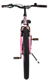 Rosa Mountainbike mit breiten Reifen und schwarzen Griffen von vorne gesehen