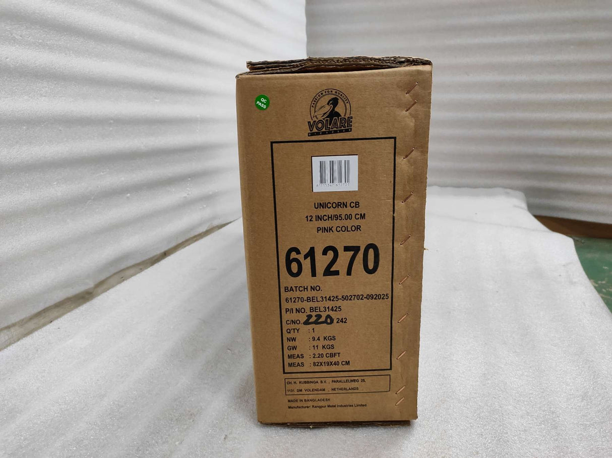 Braune Kartonverpackung mit pinken Produkten, Gewicht und Maße angegeben