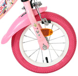 Vorderreifen eines pinken Kinderfahrrads mit bunten Aufklebern