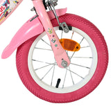 Vorderreifen eines pinken Kinderfahrrads mit bunten Aufklebern und Reflektor