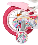 Kinderfahrrad mit pinken Reifen und Einhorn-Motiv auf dem Rahmen