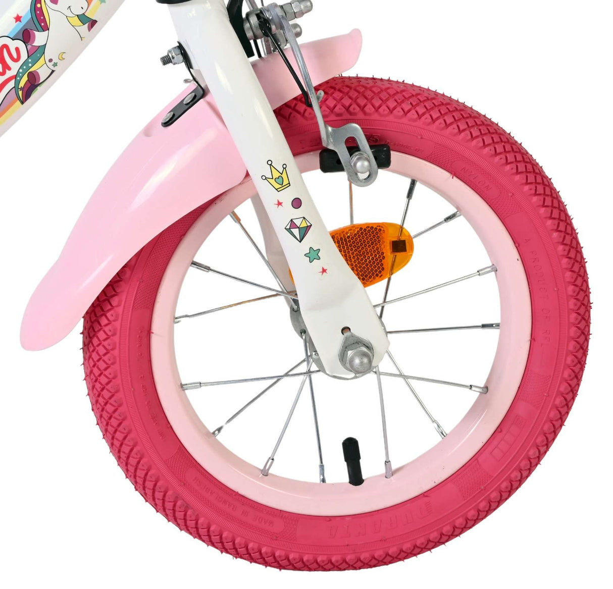Vorderreifen eines Kinderfahrrads mit pinkem Reifen und bunten Aufklebern