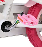 Rosa Fahrradpedal an einem weißen Fahrrad mit pinkem Reifen