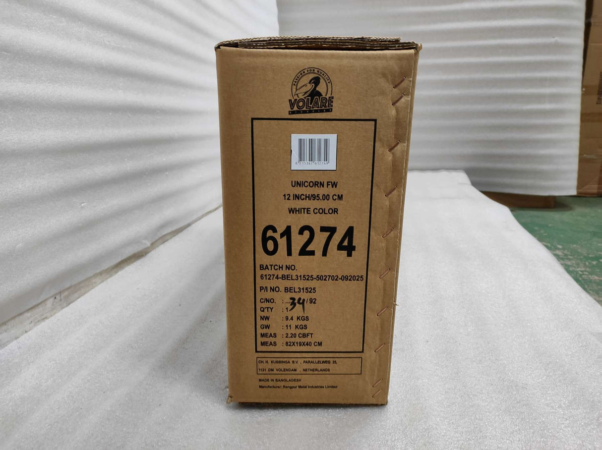 Kartonverpackung mit Produktinformationen in Weiß und braunem Karton