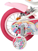 Kinderfahrrad mit pinken Reifen und Einhorn-Motiv auf dem Rahmen