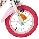 Vorderreifen eines Kinderfahrrads mit pinkem Reifen und reflektierendem Element