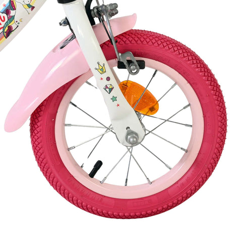 Vorderreifen eines Kinderfahrrads mit pinkem Reifen und reflektierendem Element