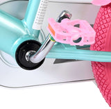 Fahrradpedal in Pink an einem blauen Fahrradrahmen