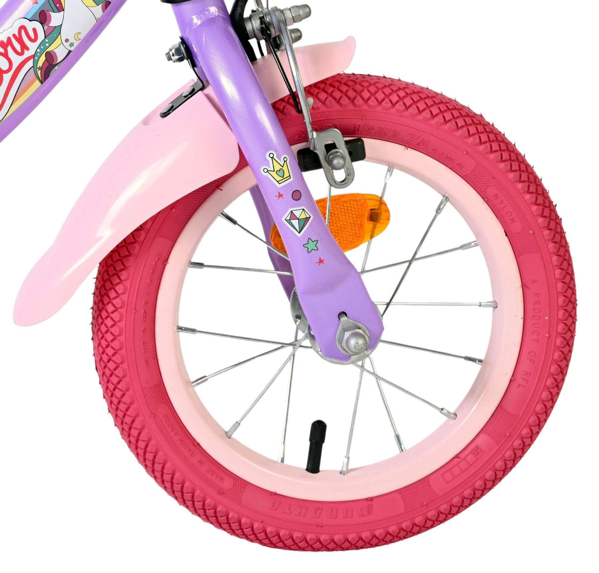 Vorderreifen eines Kinderfahrrads mit buntem, pinkem Reifen und Felge
