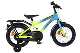 Kinderfahrrad in Grün und Blau mit Stützrädern und Gepäckträger