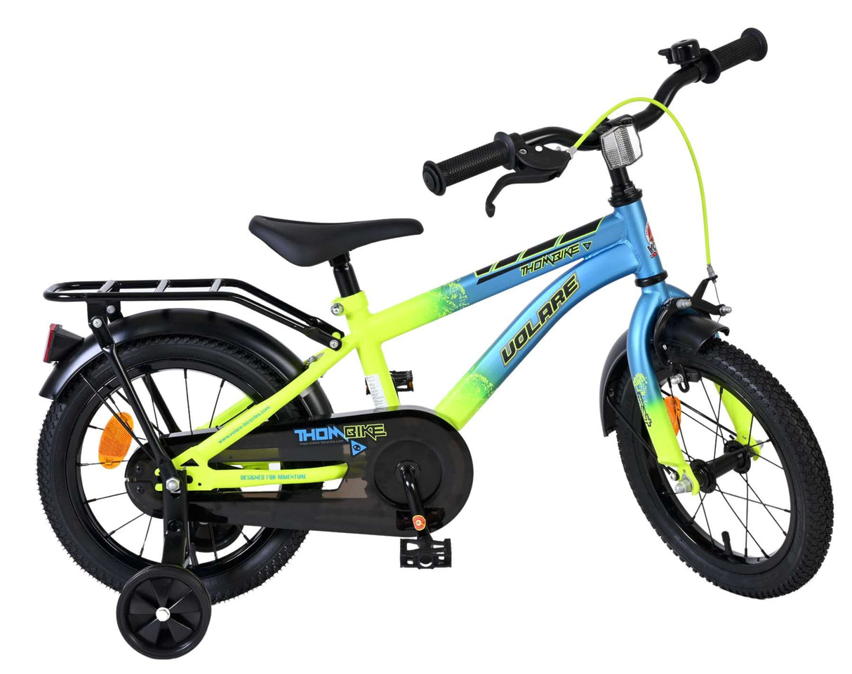 Kinderfahrrad in Blau und Grün mit Stützrädern und Gepäckträger
