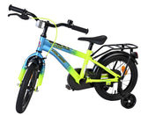 Kinderfahrrad in leuchtenden Farben mit Stützrädern und Gepäckträger