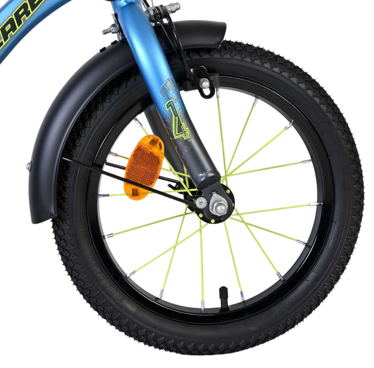 Vorderreifen eines Kinderfahrrads mit grünem Speichen und Reflektor
