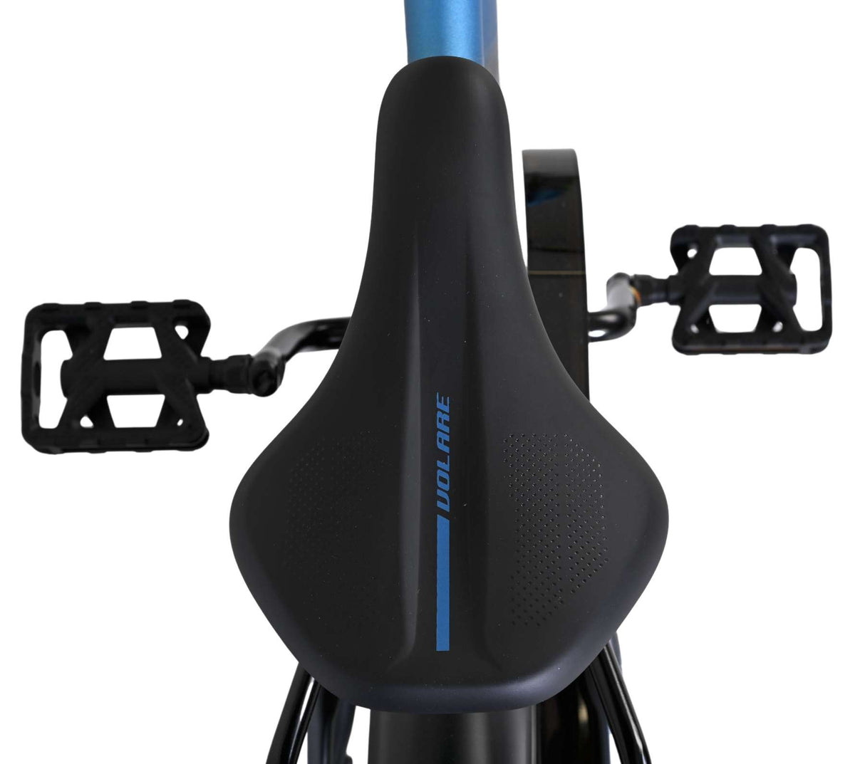Schwarzer Fahrradsattel mit blauen Akzenten und Pedalen im Hintergrund