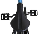 Schwarzer Fahrradsattel mit blauen Akzenten und Pedalen im Hintergrund