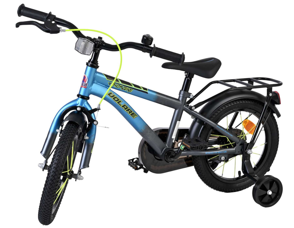 Kinderfahrrad in Blau mit Stützrädern und Gepäckträger