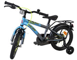 Kinderfahrrad in Blau mit Stützrädern und Gepäckträger