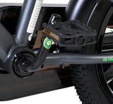 Schwarze Fahrradpedale an einem grauen Fahrradrahmen montiert