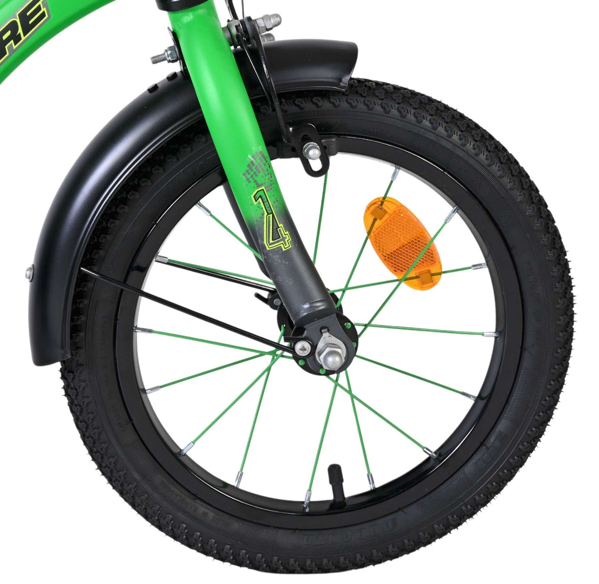 Vorderreifen eines Fahrrads mit grünem Rahmen und reflektierendem Element
