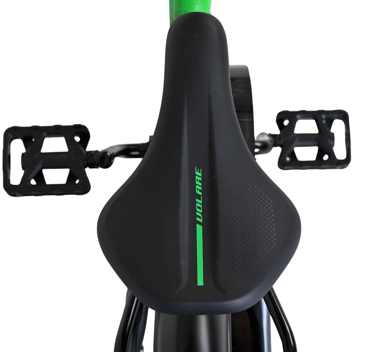 Schwarzer Fahrradsattel mit grünen Akzenten und Pedalen im Hintergrund