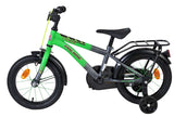 Kinderfahrrad in Grün und Grau mit Stützrädern und Gepäckträger