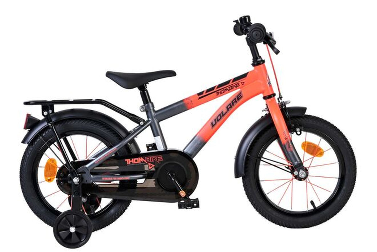 Kinderfahrrad in Schwarz und Orange mit Stützrädern und Rücklicht