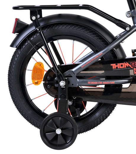Schwarzes Fahrrad mit stabiler Hinterradaufhängung und Stützrad