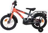 Kinderfahrrad in Orange und Grau mit Stützrädern und Gepäckträger