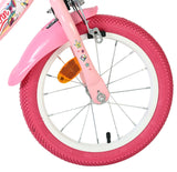 Vorderreifen eines pinken Kinderfahrrads mit bunten Aufklebern