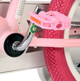 Rosa Fahrradpedal an einem pinken Kinderfahrrad mit Gummireifen