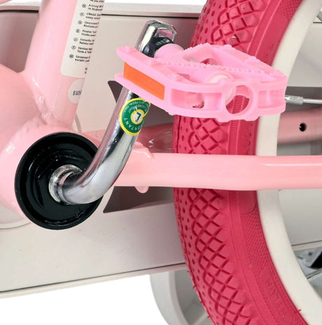 Rosa Fahrradpedal an einem pinken Kinderfahrrad mit Gummireifen