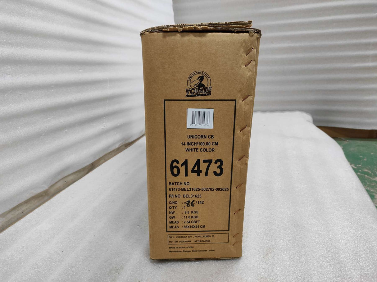 Braune Kartonverpackung mit Produktinformationen und Barcode auf der Seite