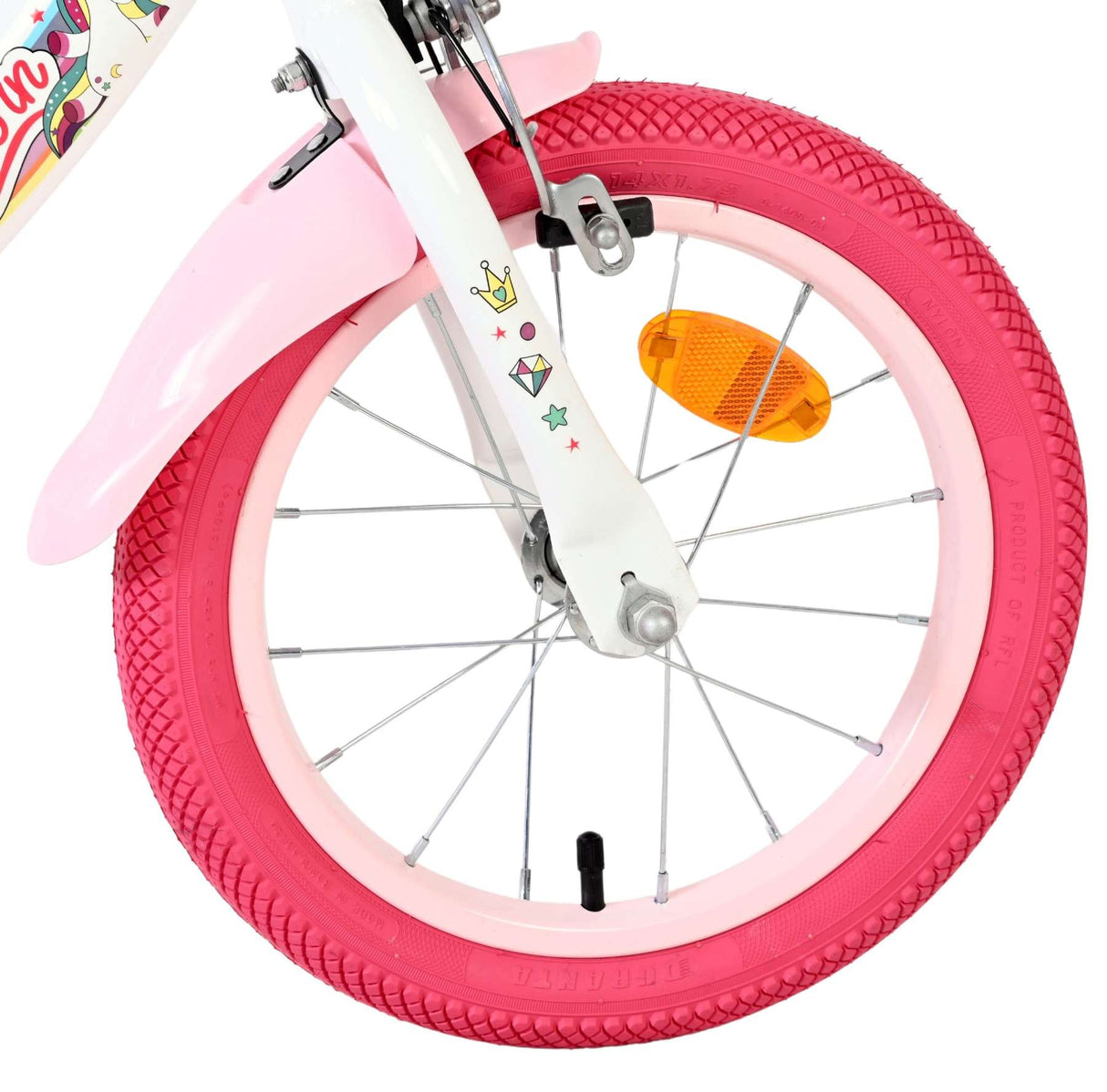 Vorderreifen eines Kinderfahrrads mit pinkem Reifen und buntem Design