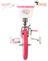 Kinderfahrrad mit pinken Reifen und einem Korb mit Einhorn-Motiv