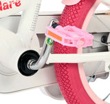 Rosa Fahrradpedal an einem weißen Kinderfahrrad mit pinkem Reifen