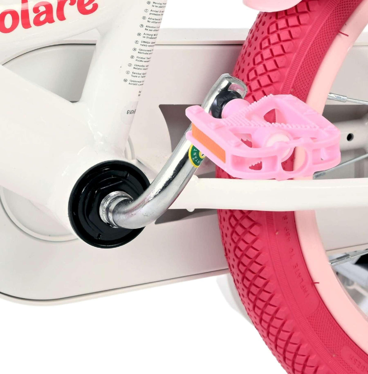 Weißes Fahrrad mit pinken Pedalen und Reifen im Detailansicht