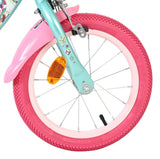 Vorderreifen eines Kinderfahrrads mit pinkem Reifen und buntem Design