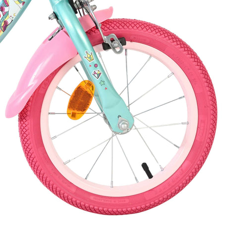 Vorderreifen eines Kinderfahrrads mit pinkem Reifen und buntem Design