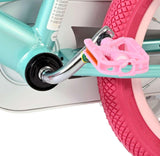 Bunte Fahrradpedale mit pinkem Gummi und türkisfarbenem Rahmen