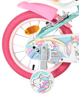 Buntes Kinderfahrrad mit Einhorn-Motiv und pinkem Reifen