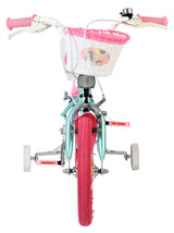 Kinderfahrrad mit pinken Reifen und Korb vorne, hellblau und pink