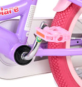 Lila Fahrrad mit pinkem Pedal und Gummireifen in Nahaufnahme