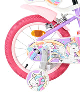 Kinderfahrrad mit Einhorn-Motiv und pinken Reifen, bunte Dekorationen